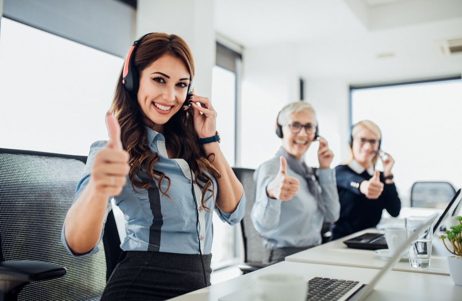 Mecánico experto trabajando en vehículo